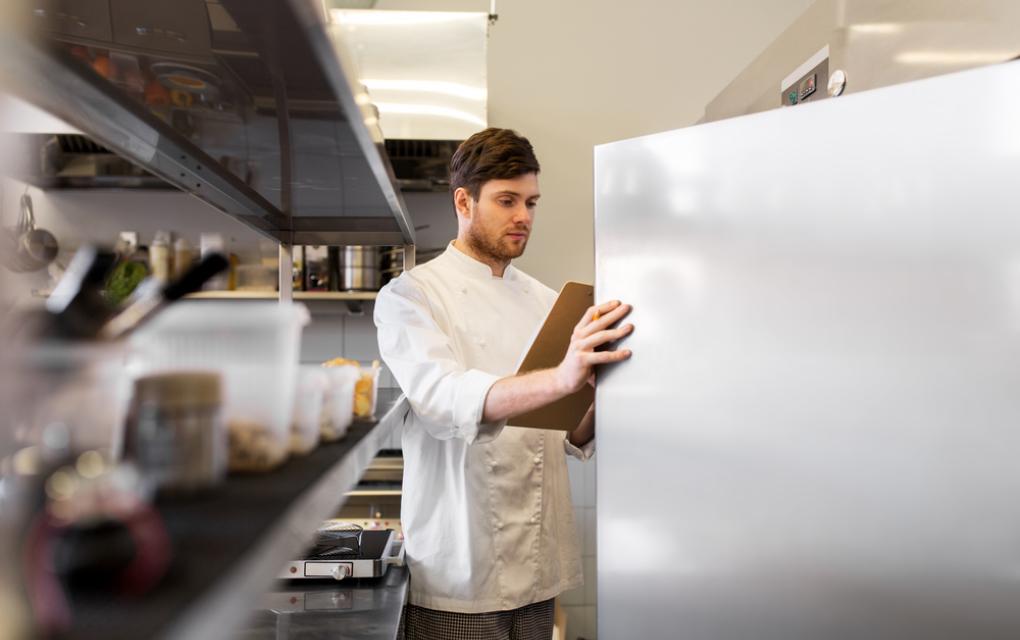 Como montar uma ficha técnica de alimentos: guia para padronizar receitas e controlar custos